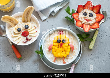 Bols drôles avec porridge avec bunny, chick et fleurs pour Pâques Banque D'Images