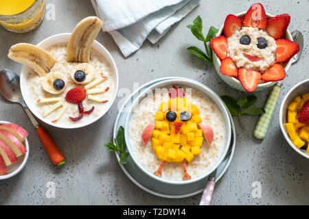 Bols drôles avec porridge avec bunny, chick et fleurs pour Pâques Banque D'Images