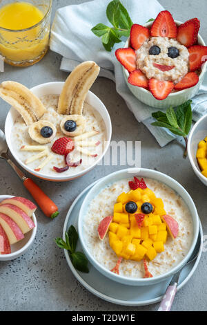 Bols drôles avec porridge avec bunny, chick et fleurs pour Pâques Banque D'Images