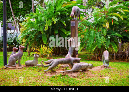 Kuching, Malaisie - Mars 13, 2019 : Groupe de funny cats metal statue au Sarawak river waterfront park. Chat est un symbole de la ville de Kuching sur Bornéo Banque D'Images