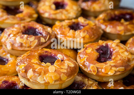 Cherry & amande Tartelettes Bakewell Banque D'Images