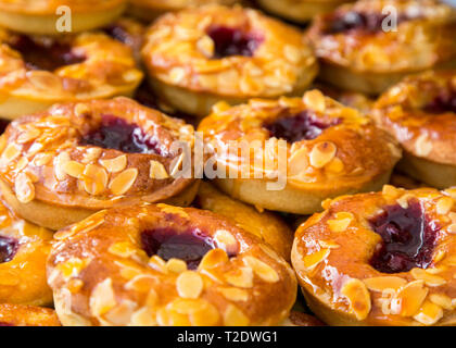 Cherry & amande Tartelettes Bakewell Banque D'Images