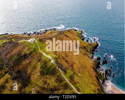 Chapelle sur une colline, au bord de la mer, dans le Devon. Banque D'Images