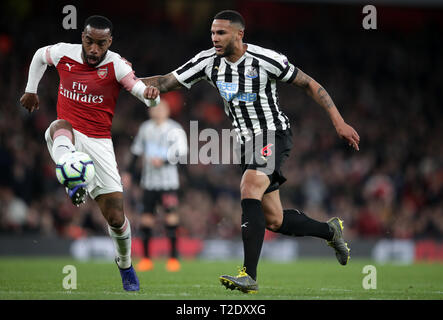 Arsenal de Alexandre Lacazette marque son deuxième but du côté du jeu au cours de la Premier League match à l'Emirates Stadium, Londres. Banque D'Images