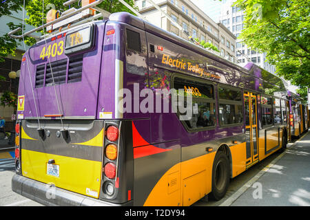 SEATTLE, Washington State, USA - Juin 2018 : Zéro émission electric trolleybus dans une rue de centre-ville de Seattle. Banque D'Images