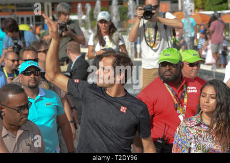 31 mars 2019 - Miami Gardens, Florida, United States - Miami Gardens, Floride - 31 mars : La Suisse de Roger Federer fait son chemin à travers la foule après avoir battu John Isner des États-Unis au cours de la finale hommes match le jour 14 de l'Open de Miami présenté par Itau au Hard Rock Stadium le 31 mars 2019 à Miami Gardens, en Floride.(crédit Photo : Andrew Patron/Zuma Press Newswire) (Crédit Image : © Andrew Patron/Zuma sur le fil) Banque D'Images