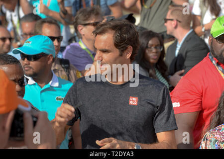 31 mars 2019 - Miami Gardens, Florida, United States - Miami Gardens, Floride - 31 mars : La Suisse de Roger Federer fait son chemin à travers la foule après avoir battu John Isner des États-Unis au cours de la finale hommes match le jour 14 de l'Open de Miami présenté par Itau au Hard Rock Stadium le 31 mars 2019 à Miami Gardens, en Floride.(crédit Photo : Andrew Patron/Zuma Press Newswire) (Crédit Image : © Andrew Patron/Zuma sur le fil) Banque D'Images