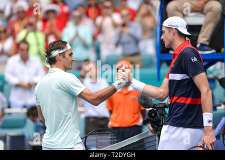 31 mars 2019 - Miami Gardens, Florida, United States - Miami Gardens, Floride - 31 mars : La Suisse de Roger Federer serre la main de John Isner des Etats-Unis après le match final des hommes au jour 14 de l'Open de Miami présenté par Itau au Hard Rock Stadium le 31 mars 2019 à Miami Gardens, en Floride. (Crédit photo : Andrew Patron/Zuma Press Newswire) (Crédit Image : © Andrew Patron/Zuma sur le fil) Banque D'Images