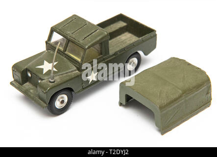 1/43 scale vintage Corgi Toys modèle no 357 Land Rover 109 WB US Army calibre transporteur sur un fond blanc Banque D'Images