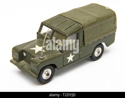 1/43 scale vintage Corgi Toys modèle no 357 Land Rover 109 WB US Army calibre transporteur sur un fond blanc Banque D'Images