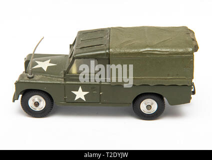 1/43 scale vintage Corgi Toys modèle no 357 Land Rover 109 WB US Army calibre transporteur sur un fond blanc Banque D'Images