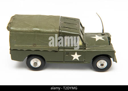 1/43 scale vintage Corgi Toys modèle no 357 Land Rover 109 WB US Army calibre transporteur sur un fond blanc Banque D'Images