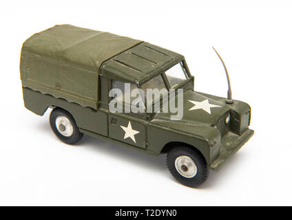 1/43 scale vintage Corgi Toys modèle no 357 Land Rover 109 WB US Army calibre transporteur sur un fond blanc Banque D'Images