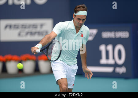 31 mars 2019 - Miami Gardens, Florida, United States - Miami Gardens, Floride - 31 mars : La Suisse de Roger Federer en action ici contre John Isner des États-Unis au cours de la Men's match final au jour 14 de l'Open de Miami présenté par Itau au Hard Rock Stadium le 31 mars 2019 à Miami Gardens, en Floride. (Crédit photo : Andrew Patron/Zuma Press Newswire) (Crédit Image : © Andrew Patron/Zuma sur le fil) Banque D'Images