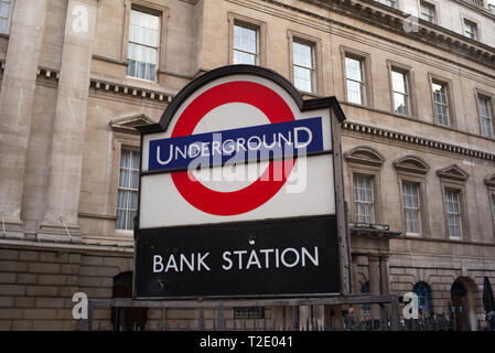 Métro Station banque signer à Londres en Angleterre. Banque D'Images