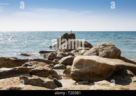 Mer Méditerranée avec la surface étincelante et des pierres à Chypre. Banque D'Images