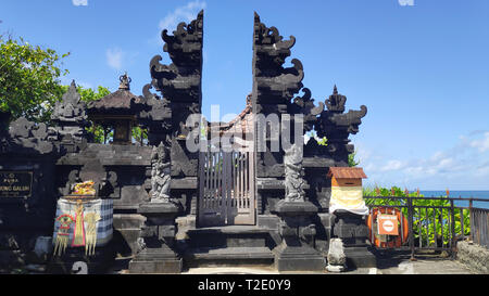 BALI, INDONÉSIE, 14 févr., 2019 : balinais hindou traditionnel porte de Enjung Galuh Temple à Bali, Indonésie Banque D'Images