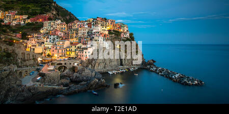 Manarola Village, Cinque Terre Côte de l'Italie. Manarola est une belle petite ville dans la province de La Spezia, Ligurie, Italie du nord. Banque D'Images