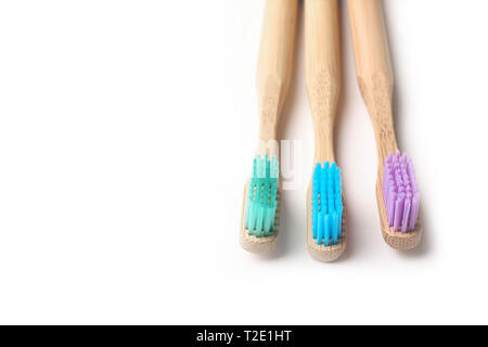 3 brosse à dents en bambou colorées isolé sur fond blanc eco friendly matière naturelle santé orale concept Banque D'Images