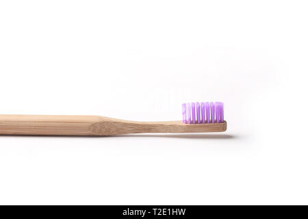 Brosse à dents en bambou violet close up isolé sur fond blanc eco friendly matière naturelle santé orale concept Banque D'Images
