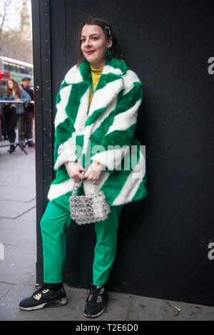 LONDON - 17 février 2019 : les participants à l'extérieur rassemblement élégant 180 The Strand pour la Semaine de la mode de Londres. Banque D'Images