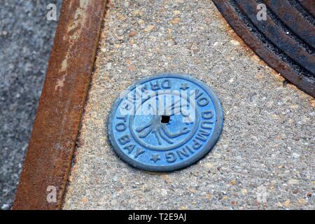 Panneau à côté de la couverture de drainage qui mène de la rue à l'océan, l'Atlantique à Annapolis Maryland Banque D'Images