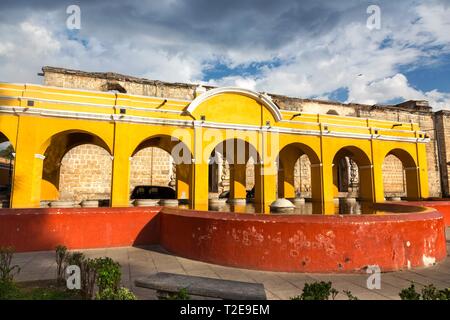 Blanchisserie publique Fontaine, Tanque lavadero el Parque la Union Européenne, avec l'architecture coloniale espagnole Arches jaune en vieille ville Antigua Guatemala Banque D'Images