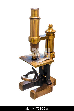 Vintage microscope en laiton isolé sur fond blanc. Un microscope monoculaire du 19ème siècle. Banque D'Images