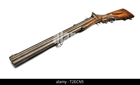 Un fusil de chasse historique isolé sur fond blanc. Le vieux fusil culasse-chargeur, avec platine à percussion. Banque D'Images