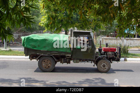 Le Myanmar, Mandalay, le 20 mai 2018, chariot tracteur fabriqué chinois tour sur rue à Mandalay City. À la façade typique avec un véhicule camion battues Banque D'Images