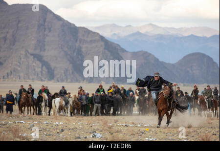 Bayan Ulgii, Mongolie, 3 octobre 2015 : nomade mongol homme sur un cheval Banque D'Images