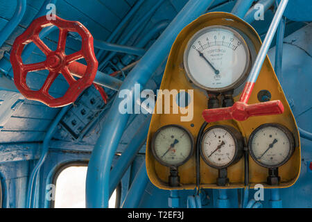 Brest, Biélorussie - Juillet 28, 2018 : mécanisme de contrôle de la locomotive du train à vapeur sur panneau.old vintage mécanismes locomotive Banque D'Images