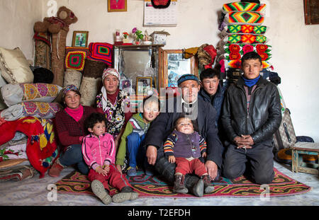 Bayan Ulgii, Mongolie, 1er octobre 2015 : famille de nomades mongols dans leur maison Banque D'Images