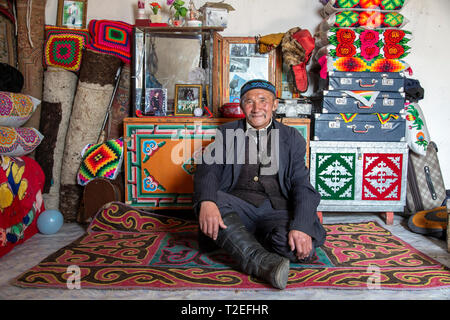 Bayan Ulgii, Mongolie, 1er octobre 2015 : nomade mongol l'homme dans sa maison dans sa maison Banque D'Images