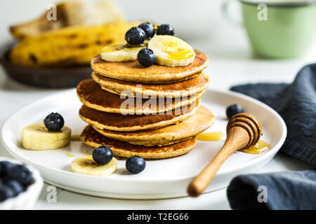 Des piles de crêpes avec l'avoine banane et banane bleuets frais Banque D'Images