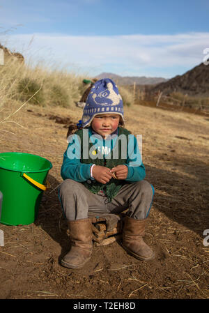 Bayan Ulgii, Mongolie, 2 octobre 2015 : kazak girl jouer à l'extérieur dans l'ouest de la Mongolie Banque D'Images