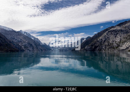 La Johns Hopkins Glacier dans l'entrée de l'Université Johns Hopkins, Glacier Bay National Park, Alaska Banque D'Images