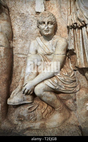 Close up of relief Romain Sebasteion de Meleager et Atalante Aphrodisias Musée, Aphrodisias, Turquie. Meleager est assis sur un rocher lier h Banque D'Images