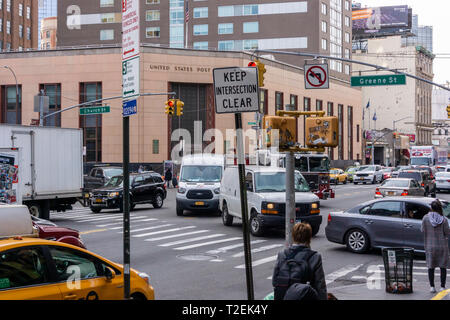 Slogs trafic le long de Canal Street à New York le Mercredi, Mars 27, 2019. Les législateurs à Albany sont finaliser les projets d'introduction de la tarification de la congestion dans la ville de New York. (© Richard B. Levine) Banque D'Images