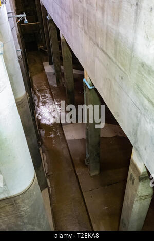 Les murs en béton et la structure de zone d'admission à George W. Kuhn (12 Communes) de traitement des eaux usées en Madison Heights, Michigan, USA Banque D'Images