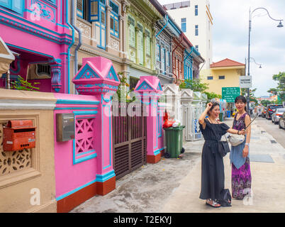 Les femmes qui Instagrammers et posant sur Koon Seng Road, Joo Chiat, Singapour. Banque D'Images