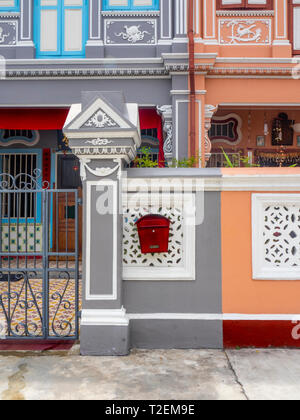 Boîte aux lettres rouges sur le mur de façade de maison sur terrasse Peranakan Koon Seng Road, Joo Chiat, Geylang, Singapour. Banque D'Images