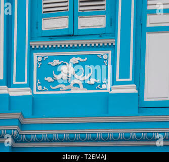 Ornat et décoratif ajouré et corniche travaux sur mur de chambre terrasse Peranakan sur Koon Seng Road, Joo Chiat, Geylang, Singapour. Banque D'Images