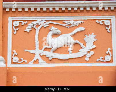 Ornat et décoratif ajouré et corniche travaux sur mur de chambre terrasse Peranakan sur Koon Seng Road, Joo Chiat, Geylang, Singapour. Banque D'Images