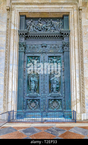 Saint Petersburg, Russie - le 10 septembre 2017 : les détails de l'Ouest grandes portes de bronze Saint Isaac's Cathédrale Orthodoxe Russe Banque D'Images