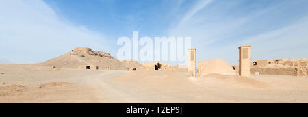 Voir d'Zartoshtiyu Dakmeh-ye complexe, aussi connu comme les tours du silence, près de Yazd, Iran Banque D'Images