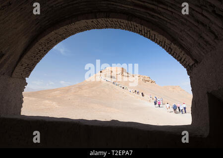 Les touristes à pied jusqu'à Zartoshtiyu Dakmeh-ye, aussi connu sous les tours du silence, près de Yazd, Iran Banque D'Images