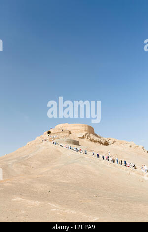 Les touristes à pied jusqu'à Zartoshtiyu Dakmeh-ye, aussi connu sous les tours du silence, près de Yazd, Iran Banque D'Images