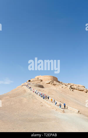 Les touristes à pied jusqu'à Zartoshtiyu Dakmeh-ye, aussi connu sous les tours du silence, près de Yazd, Iran Banque D'Images