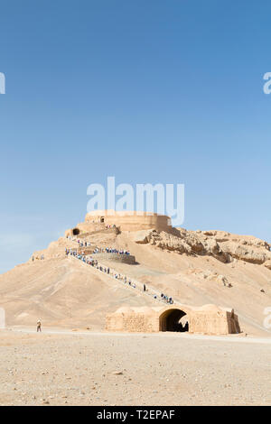 Les touristes à pied jusqu'à Zartoshtiyu Dakmeh-ye, aussi connu sous les tours du silence, près de Yazd, Iran Banque D'Images